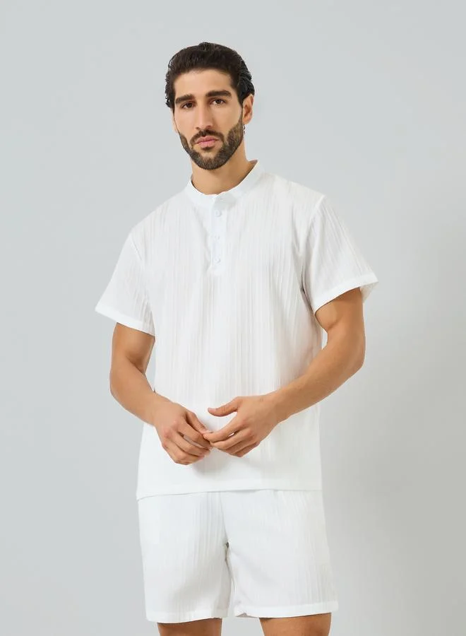 تايك تو طقم منسق من شورت وتيشيرت بتفاصيل بارزة الملمس